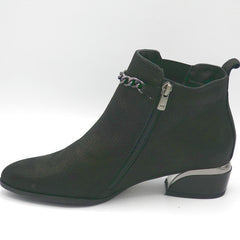 DETAIL BLACK